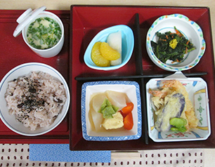 （↑）お誕生日を祝う「お赤飯の松花堂」 