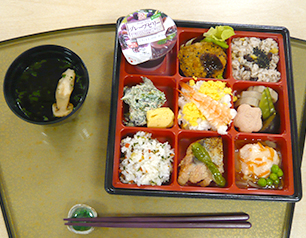 （↑）オークピア鹿芝 開所記念お祝い弁当