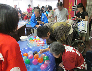 （↑）ヨーヨー釣りは大人も子供も真剣勝負です。