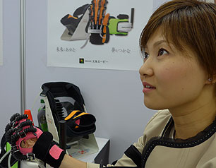 （↑）AI時代を感じさせる展示がたくさんありました（医療福祉展示ブースで）　 右側に集合写真
