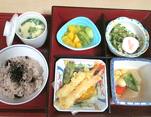 （↑）お誕生日を祝う「お赤飯の松花堂」