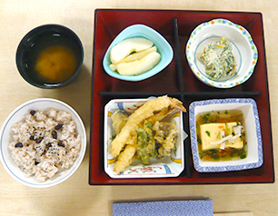 （↑）お誕生日を祝う「お赤飯の松花堂」 