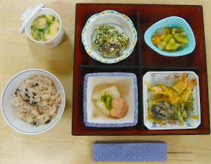 （↑）お誕生日を祝う「お赤飯の松花堂」 