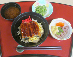 （↑）行事食『土用の丑の日』は、ふっくら鰻がドンとのった鰻丼です。