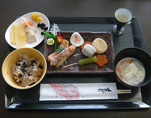 （↑）お赤飯と白みそ仕立てのお雑煮