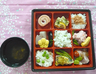 （↑）春の行楽弁当