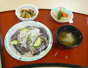 （↑）鰹の漬け丼