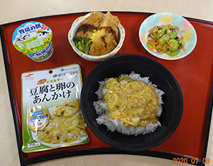 （↑）豆腐と卵のあんかけ丼[備蓄食メニュー]