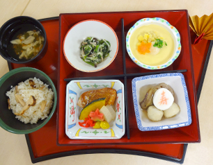 （↑）敬老お祝い(松茸ご飯)の松花堂