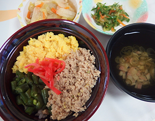 （↑）そぼろ丼