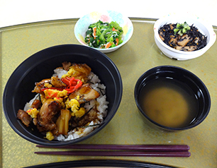 （↑）焼き鳥丼